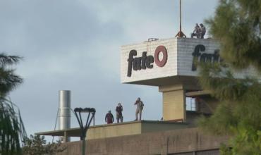 Tensión en Fate tras el cierre: sindicalistas protestan en la planta y la Policía detuvo al jefe del gremio