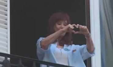 En pleno debate de la reforma laboral, Cristina Fernández de Kirchner salió al balcón y saludó a la militancia por su cumpleaños