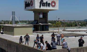 Los trabajadores de Fate realizaron una asamblea dentro del predio y denunciaron que la planta sigue cerrada
