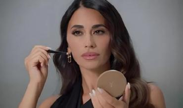 Antonela Roccuzzo lució su esculpida figura con un vestido corto y plateado en un gran evento