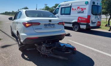 Fuerte choque en avenida Circunvalación: una moto terminó incrustada debajo de un auto