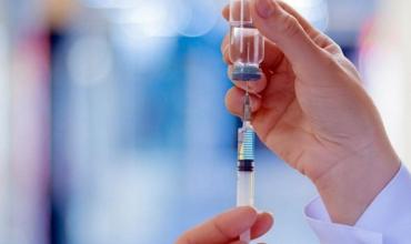 El Gobierno adelanta la campaña antigripal y comienza con el envío de vacunas