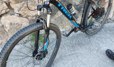 Choque entre una bicicleta y una motocicleta en el Camino al Dique