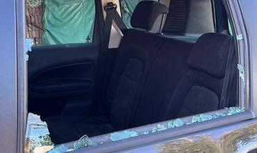 Piedra impactó contra un automóvil mientras realizaban tareas de desmalezamiento