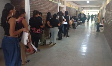 Padres enojados reclaman por el cobro y largas filas para la inscripción en Comercio 1