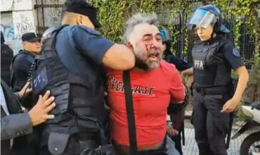 Javier Milei tildó de "terrorista" al camarógrafo detenido frente al Congreso: "Van a buscar que los golpeen"