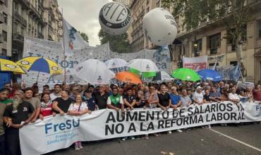 Sin la CGT, los gremios combativos y la izquierda marchan al Congreso contra la reforma laboral
