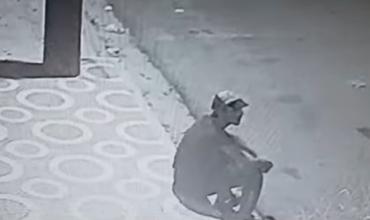 Delincuente se subió a un poste y robó el foco en el barrio Islas Malvinas: "la policía nos dice que no es problema de ellos" 