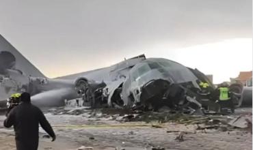 Se estrelló un avión de la fuerza área de Bolivia que transportaba dinero en una avenida y la gente intentó saquearlo