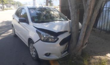 Un auto sin freno de mano terminó contra un árbol en avenida San Francisco