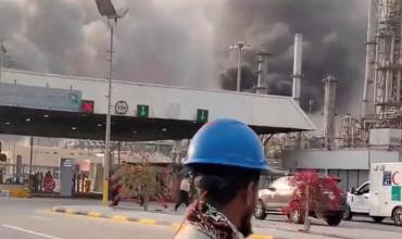 Irán bombardeó una refinería de la mayor petrolera del mundo en Arabia Saudita