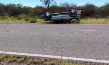 El Portezuelo: familia volcó en Ruta 29 tras intentar esquivar un bache
