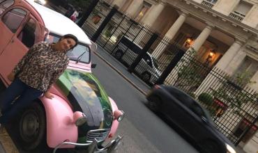 Pintó un viejo Citroën de rosa y le puso una foto gigante de Alejandro Sanz con el único objetivo de conocerlo