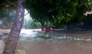 Un automóvil quedó varado en una zanja por el mal estado de la calzada