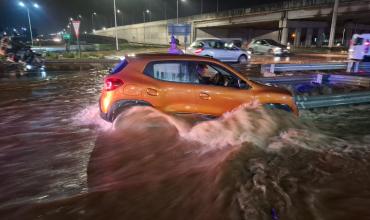 Un automóvil quedó varado en un desagüe sobre avenida Ortiz de Ocampo a causa de la fuerte lluvia 
