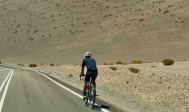 Salió de una playa a medianoche, pedaleó por el desierto y terminó a casi 7000 metros de altura