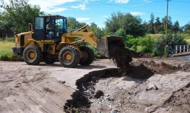 El Municipio de la ciudad de La Rioja despliega un operativo de emergencia para limpiar desagües y despejar calles tras las lluvias