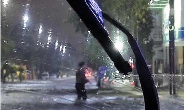 Tras el fuerte temporal, continúan los trabajos de asistencia y reparación en Capital y el interior