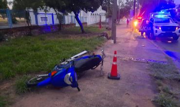 Motociclista sufrió un fuerte golpe en la cabeza tras caer de su moto