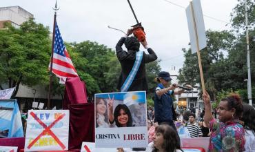 La Plaza 25 de Mayo fue escenario de una marcha por el Día Internacional de la Mujer