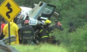 Un camión volcó en la Cuestecilla de El Portezuelo y el chofer quedó atrapado en la cabina