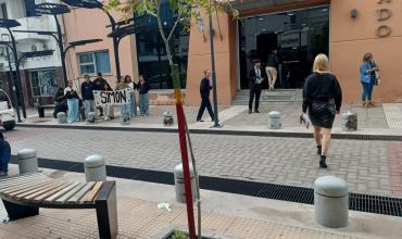 Familiares de Simón Amadeo se manifestaron frente al Juzgado durante una audiencia por la causa