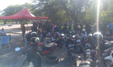 Trabajadores de seguridad del hospital Vera Barros mantienen el acampe y reclaman continuidad laboral