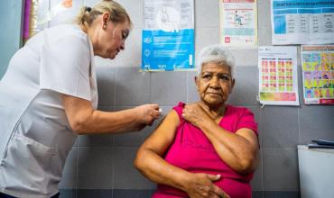 La Rioja puso en marcha la campaña de vacunación antigripal con operativos en centros de salud y espacios públicos