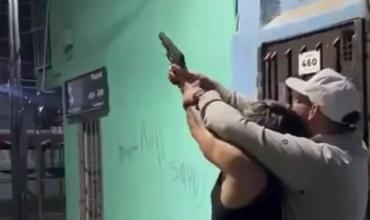 Polémica: se viralizó un video de un actor de El Marginal disparando al aire en el barrio 31