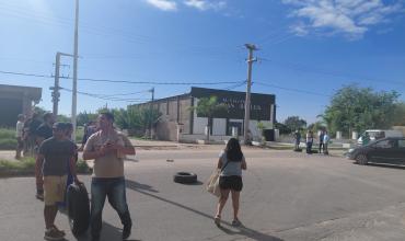 Vecinos cortan avenida Ortiz de Ocampo para reclamar por calles intransitables