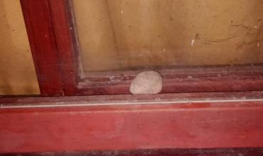 Denuncian que arrojaron una piedra contra una vivienda y rompieron una ventana en Chepes