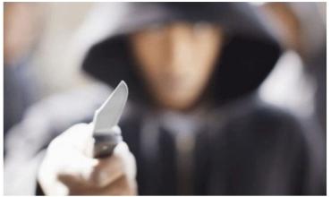 Le robaron dinero y un casco a una conductora de Uber Moto tras amenazarla con un arma blanca