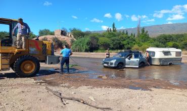 San Blas: Rescataron a turistas franceses que quedaron varados con su vehículo en un río