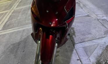 Una motocicleta chocó contra un caballo suelto en avenida Rivadavia