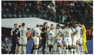 El ataque de furia de Eduardo Domínguez al terminar la conferencia, post caída de Mineiro ante Vitoria