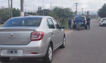 Choque entre una moto y un auto en avenida Ortiz de Ocampo: un joven resultó herido