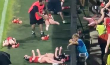 Hinchas de Rosario Central arrojaron muñecas inflables vestidas con las camisetas de Newell’s