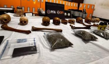 Horror en Córdoba: encontraron cráneos humanos en un operativo policial y uno tenía un crucifijo incrustado