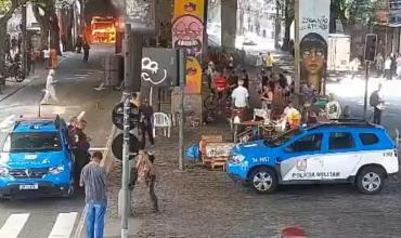 Río de Janeiro bajo fuego: ocho muertos y colectivos quemados en una violenta jornada de ataques narco