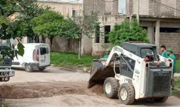 Operativo integral de limpieza, iluminación y prevención del dengue en el barrio Carlos Menem Jr.