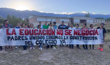 Padres de Anjullón continúan con el reclamo para que se reanude la obra de la escuela provincial
