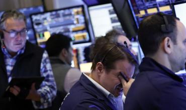 Suba de acciones y baja de bonos en mercados que sigue golpeados por la guerra