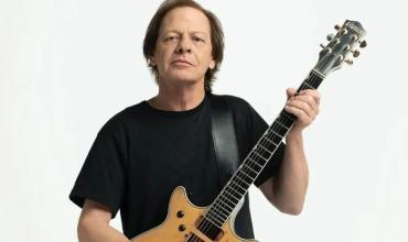 Stevie Young fue dado de alta tras haber estado internado en Argentina