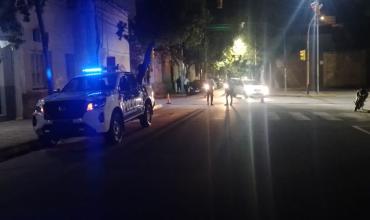 Colisión en pleno centro: chocaron una camioneta policial y una motocicleta