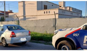 Hallaron a un conductor dormido dentro de un auto tras consumir alcohol