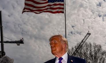 Donald Trump puso una estatua de Cristóbal Colón en la Casa Blanca: lo considera un “héroe” en su cruzada antiwoke