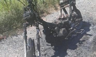 Desiderio Tello: investigan la aparición de una motocicleta abandonada completamente incendiada