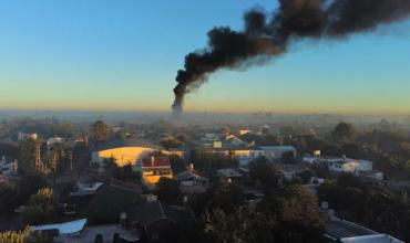 Explosión y pánico: incendio devastador en un depósito de garrafas en Mariano Acosta