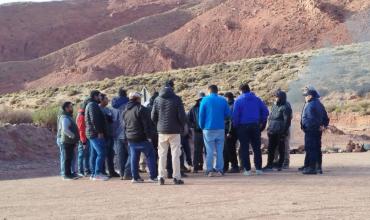 Gral. Lamadrid: el municipio realizó un corte de camino en reclamo de trabajo a una empresa minera