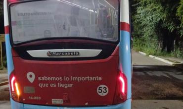 Un colectivo de Rioja Bus quedó varado en plena calle y generó demoras en la circulación